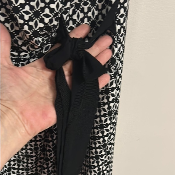 Elegant Black and White Patterned Dress - Picture 3 of 5
